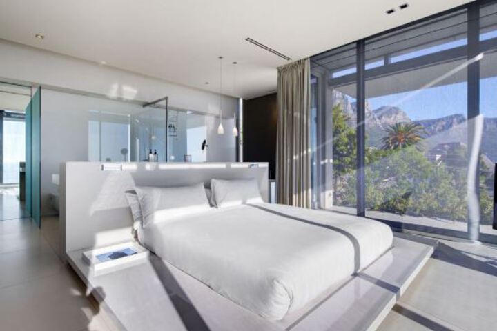 008 Bond Villa - thumb 1