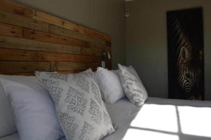 Rocks & Daisies - thumb 3