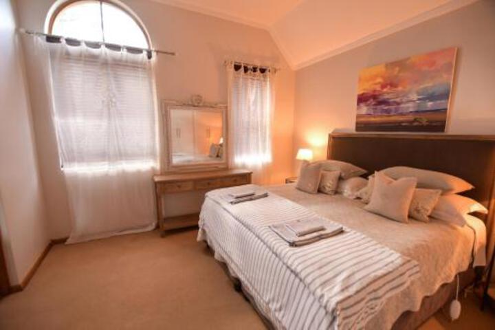 Clarens Interiors Accommodatio - thumb 2