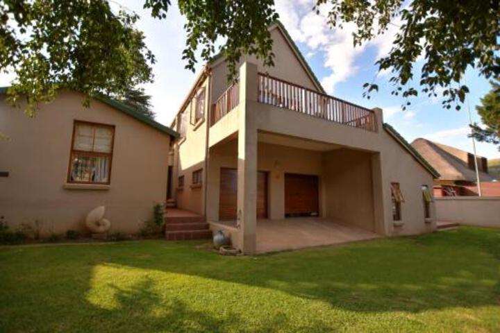 Clarens Interiors Accommodatio - thumb 1