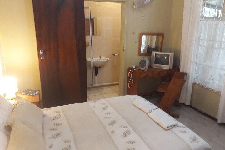 Bedrock Bb - Double Bedroom With Self Cathering - thumb 3