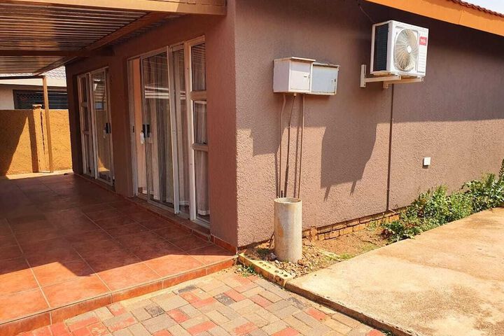Lovely Double Bedroom In Heart Of Mahikeng - thumb 3