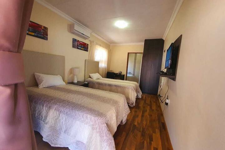 Lovely Double Bedroom In Heart Of Mahikeng - thumb 4