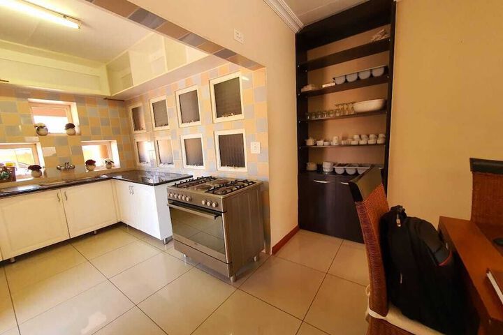 Lovely Double Bedroom In Heart Of Mahikeng - thumb 2