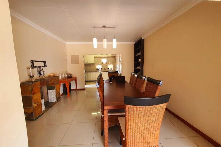 Lovely Double Bedroom In Heart Of Mahikeng - thumb 6