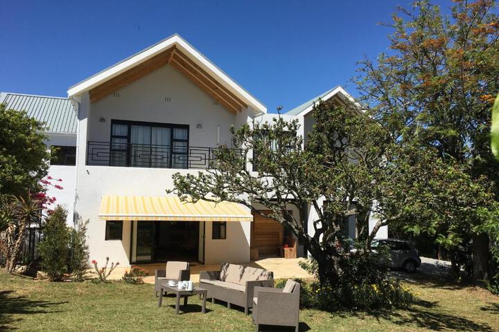 Villa Honeysuckle Luxury 4 Bedroom - thumb 3