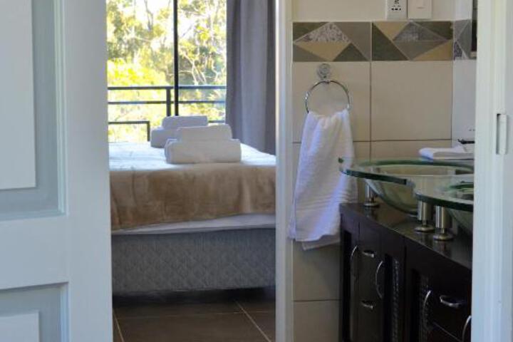 Villa Honeysuckle Luxury 3 Bedroom - thumb 3