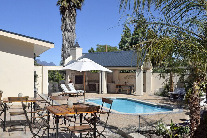 Lovely Self-catering Home, In Quiet Area, 10 Minutes Walk To Restaurants - thumb 2