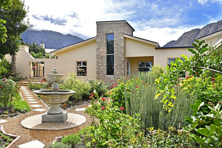 Lovely Self-catering Home, In Quiet Area, 10 Minutes Walk To Restaurants - thumb 1
