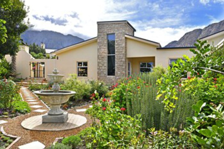 Lovely Self-catering Home, In Quiet Area, 10 Minutes Walk To Restaurants - thumb 0