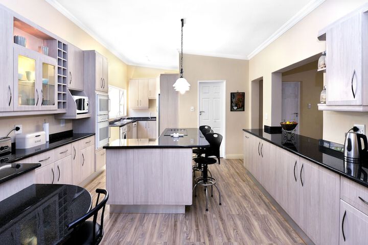 Lovely Self-catering Home, In Quiet Area, 10 Minutes Walk To Restaurants - thumb 5