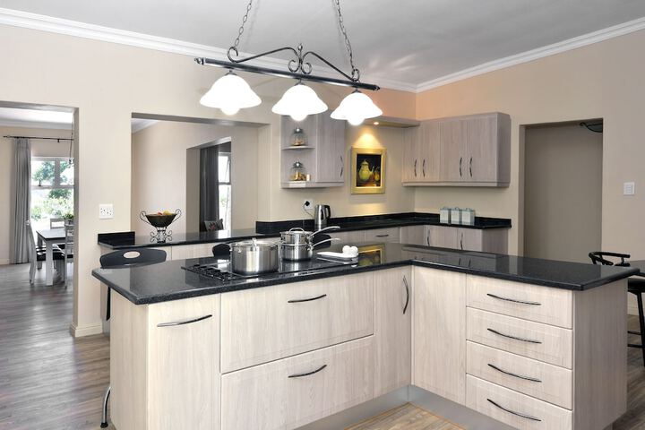 Lovely Self-catering Home, In Quiet Area, 10 Minutes Walk To Restaurants - thumb 6