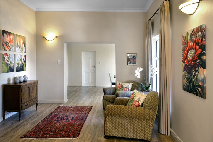Lovely Self-catering Home, In Quiet Area, 10 Minutes Walk To Restaurants - thumb 4