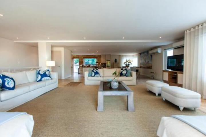 Villa On Slopes Of Geneva Drive - thumb 5