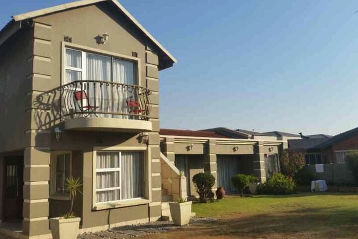 Rolls Royce Guest House - thumb 3