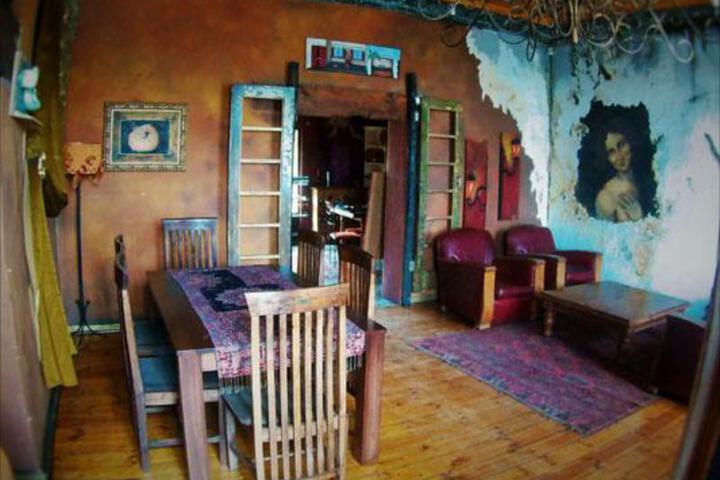 Ye Olde Thatch Hotel - thumb 6