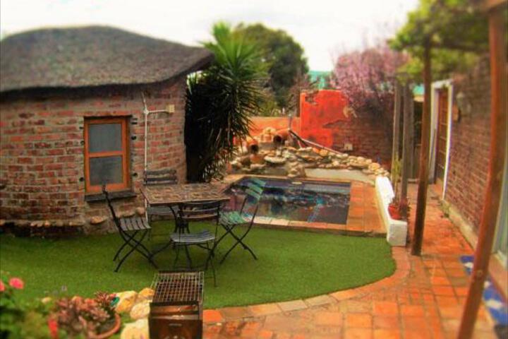 Ye Olde Thatch Hotel - thumb 7