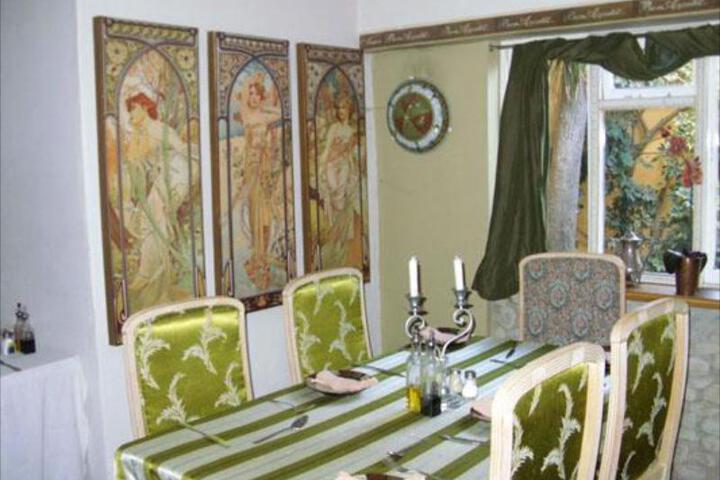 Ye Olde Thatch Hotel - thumb 2