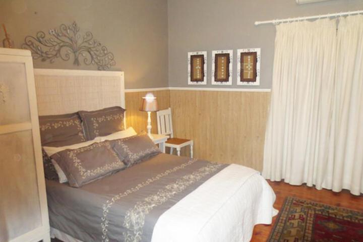 Ye Olde Thatch Hotel - thumb 3