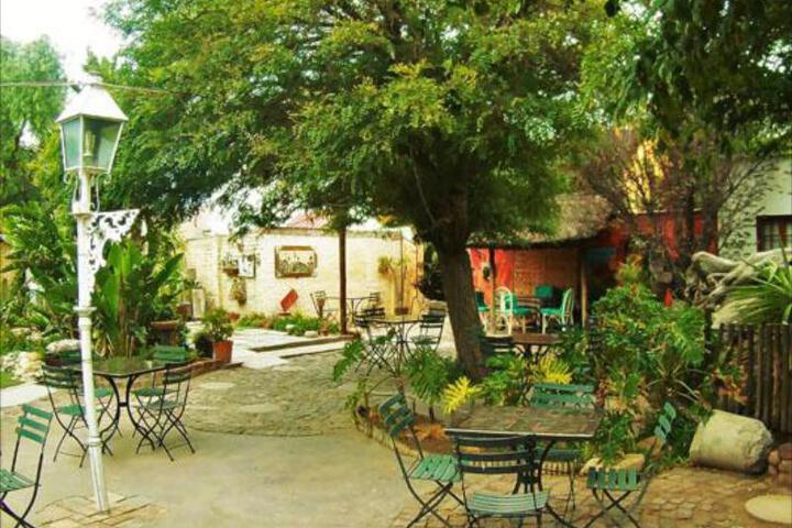 Ye Olde Thatch Hotel - thumb 5