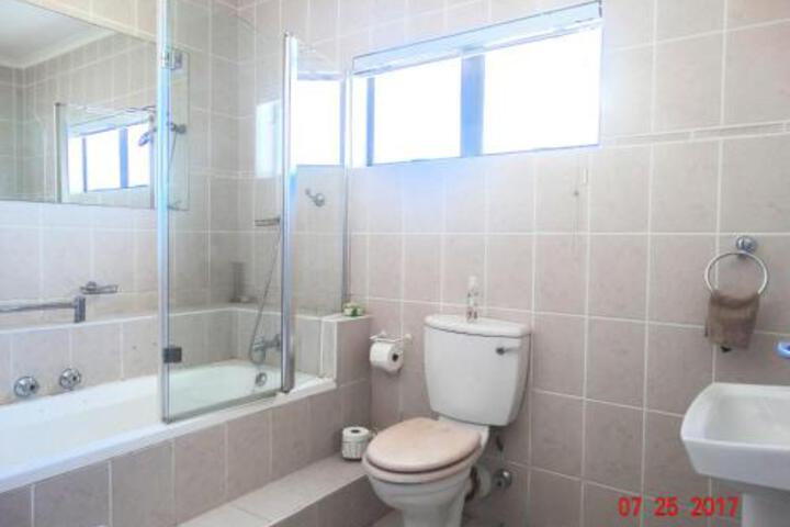 Au Plais De Langebaan At Palm Tree Villa - thumb 3
