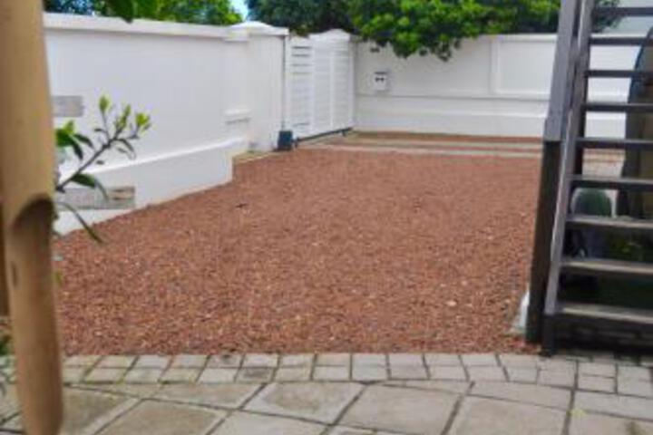 Cottage On College - thumb 6