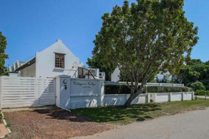 Cottage On College - thumb 2