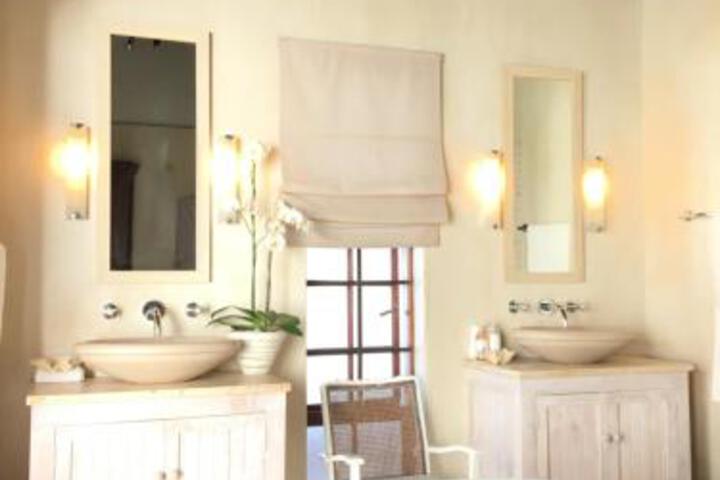 Cottage On College - thumb 1