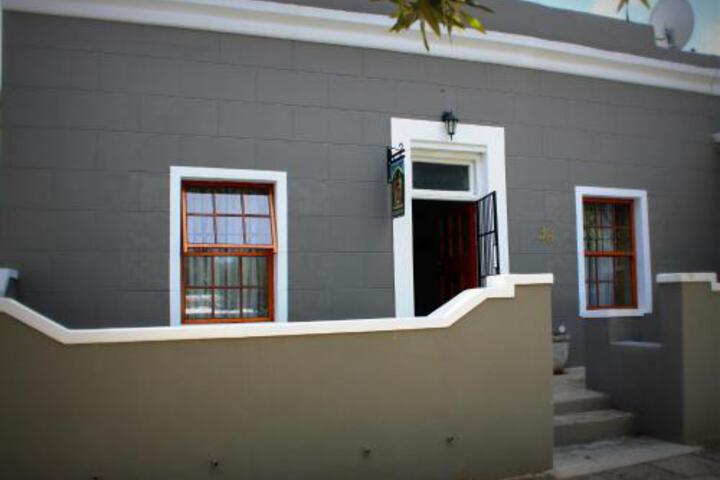 Boer & Brit - thumb 1