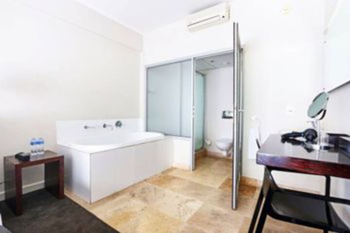 1 Bedroom Apartment In City Centre - thumb 2