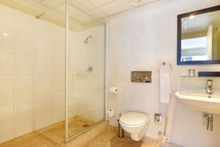 1 Bedroom Apartment In City Centre - thumb 1